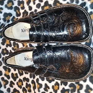 Rose embossed walking shoes